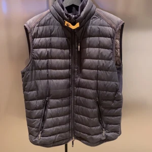 Parajumpers Väst - Fet Parajumpers väst med några små flaws men inget som märks vid användning, kan visas i PM. Sitter som M