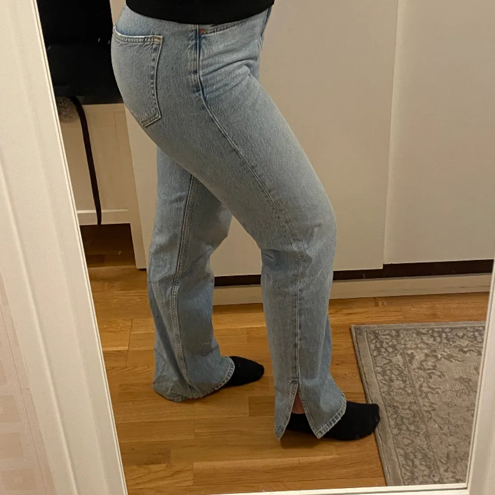 Säljer dessa ljusblåa jeans med slits från Gina tricot☺️. Jeans & Byxor.