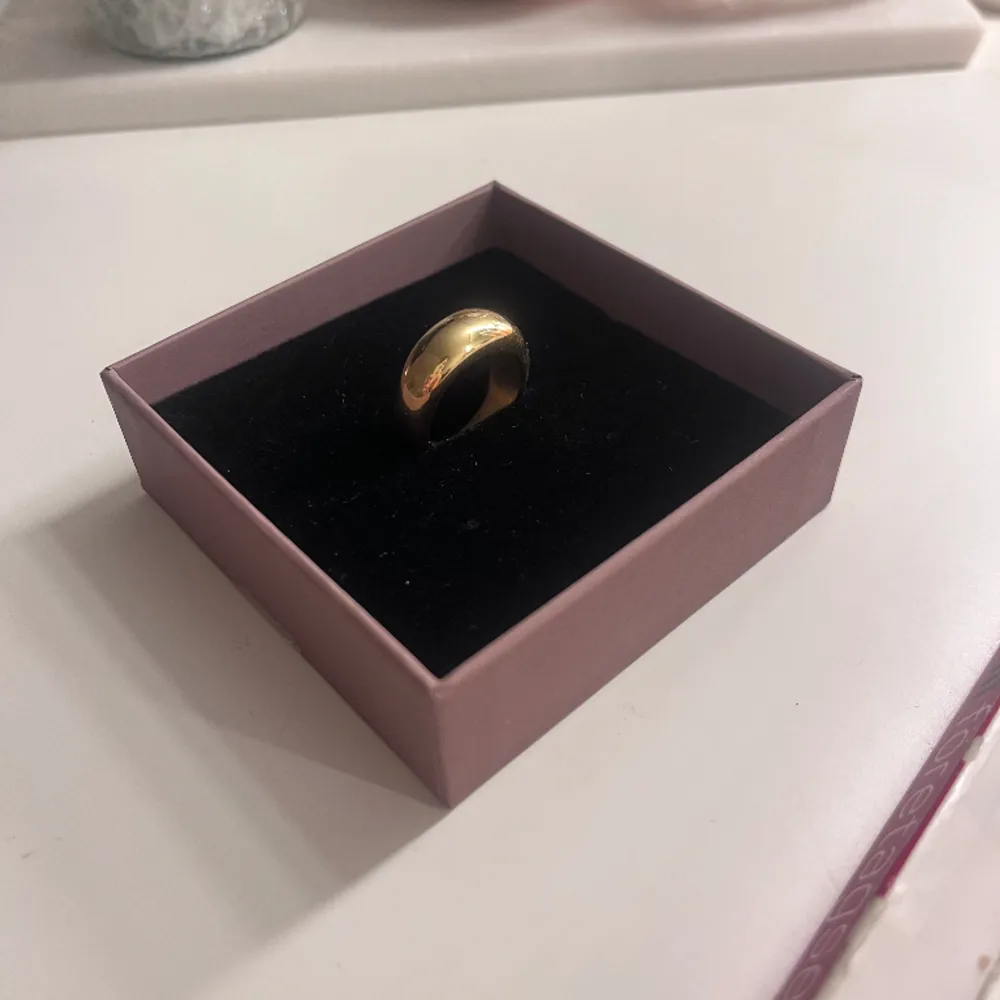 Superfin guld ring från Edblad!! Superfint stick förutom att färgen skavts bort pyttelite på ena sidan, dock ingenting som syns mycket!!💗Nypris 399 kr. Accessoarer.