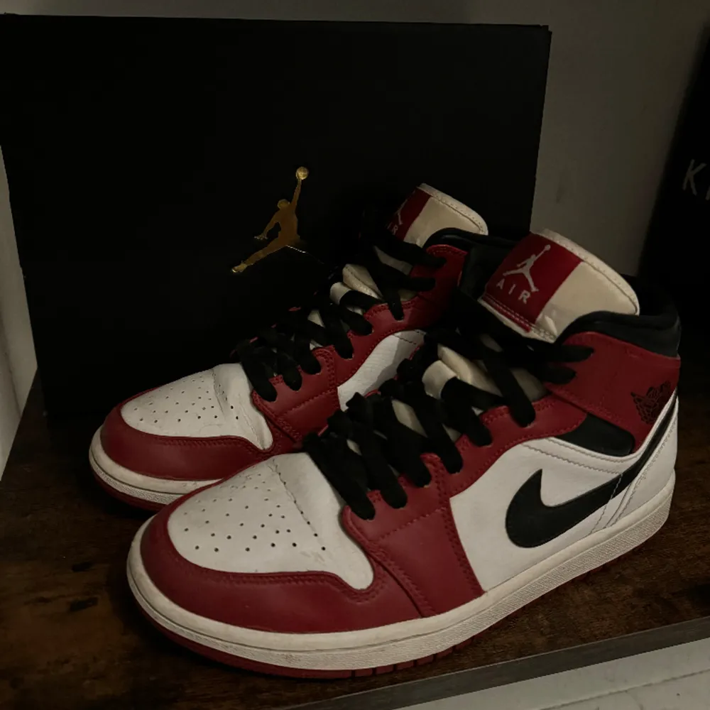 Jordans skor säljes:) De är köpta på stockX och äkta. De är i väldigt fint skick (lite smutsiga på bilderna) De passar mig väldigt bra som vanligtvis har storlek 40 i skor. Kom med bud💕. Skor.