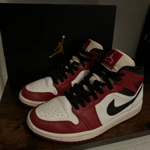 Jordan 1 Mid Chicago - Jordans skor säljes:) De är köpta på stockX och äkta. De är i väldigt fint skick (lite smutsiga på bilderna) De passar mig väldigt bra som vanligtvis har storlek 40 i skor. Kom med bud💕