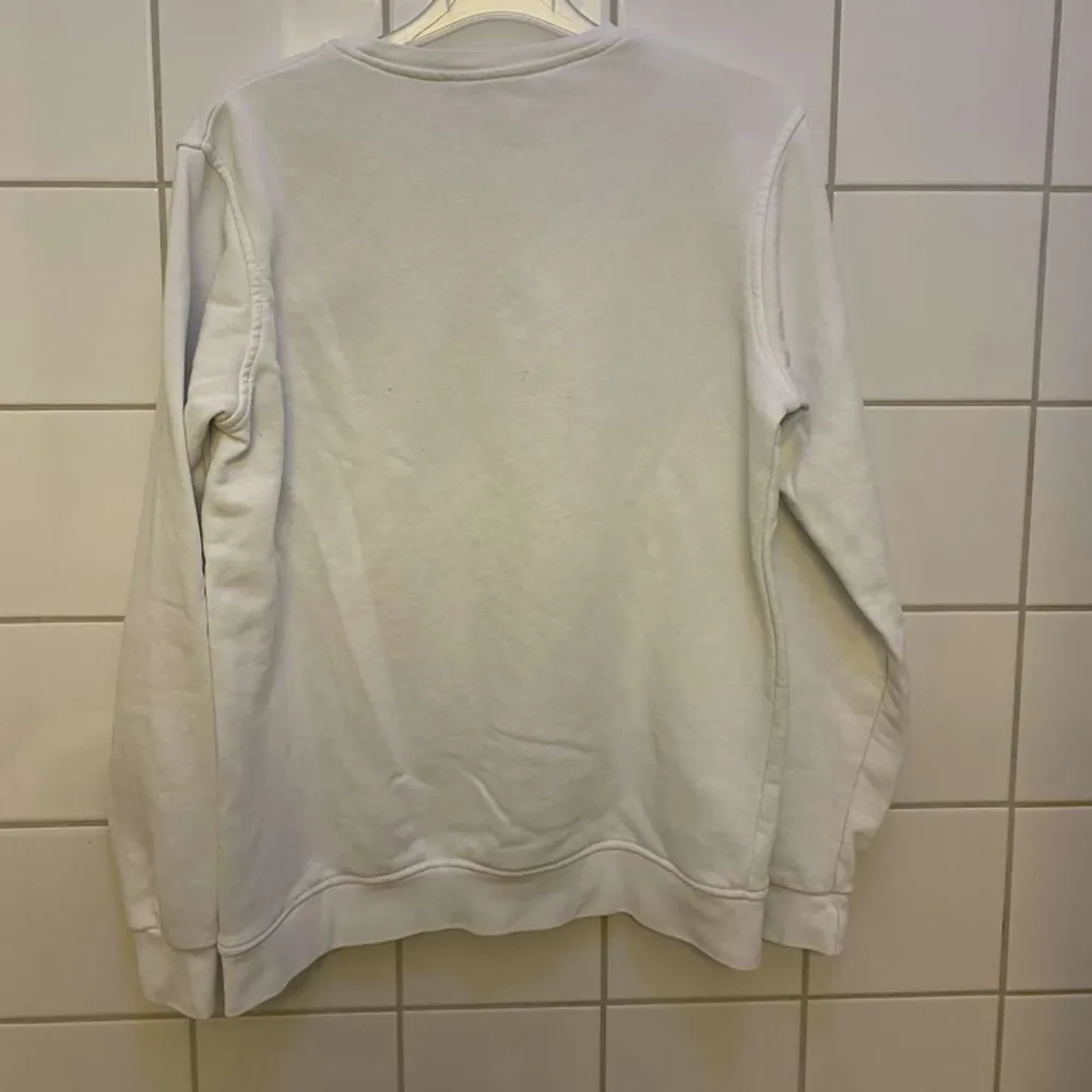 Tjena! Säljer en dior sweatshirt i skick 8/10 size S. Tröjor & Koftor.