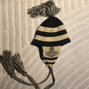 Mössa🔥 - Använd typ 1 gång ;^  vivviene westwood dupe 