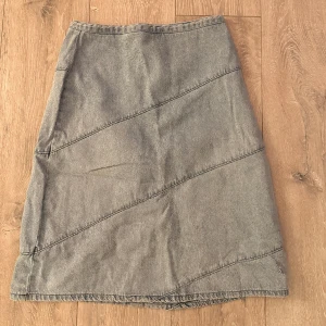 jeans kjol retro hm - mellanlång jeanskjol från hennes collection, superfin