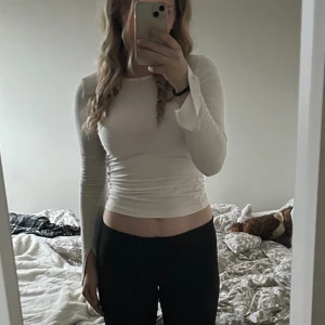 Ginatricot topp - Fin och trendig långärmad tröja från ginatricot med slits i ärmarna som går att både klä ner och klä upp Knappt använd så i i princip nyskick. Köpt för 200kr