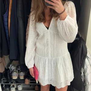 Studentklänning  - Superfin nästintill oanvänd klänning från zara i Strl S. Säljer då jag köpte en likadan i större storlek ☺️ (skirv för mer bilder) 