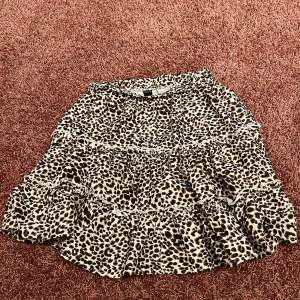 Fin kjol i leopard 🐆mönster Lite volanger Storlek XS/34 