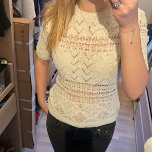 Stickad tröja  - Stickad jätte fin tröja från zara, passar jätte bra till våren och sommaren💗💗