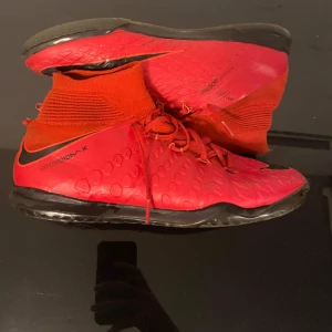 Futsal skor  - Storlek 41 Dom är i bra skick  Priset går o diskutera  