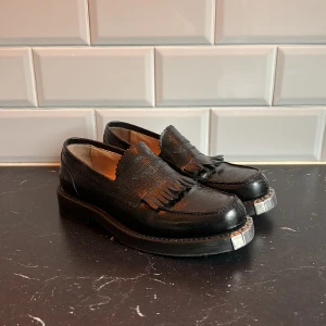 Our legacy Army Loafers - Our legacy army loafers Storlek EU 41, passar 41-42 Mycket bra skick! Putsade och helt nya sulor gjort hos Göteborgs bästa skomakare.  Kartong och dustbag fås med. Mötes i Göteborg eller skickas  