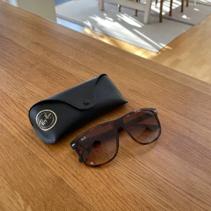 Ray-Ban Boyfriend - Säljer nu mina Rayban, modell boyfriend i nyskick. Köpte dom förra sommaren men säljer då jag är sugen på nytt.  Hör gärna av dig vid frågor!!