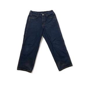 Ett par baggy blåa H&M jeans med adjustable waist , lite sliten på både hälarna men syns knappt annars bra skick, ny pris 299kr
