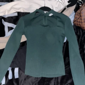 Zara topp - Trendiga toppen från zara i färgen mörkgrön knappt använd ❤️liten i strl