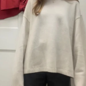 Kashmir tröja hm  - Super snygg vit kashmir tröja från hm i toppen skick. Helt slutsåld, nypris ca 1500kr ❤️‍🔥💗