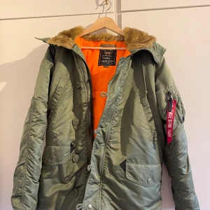 Alpha industri jacka  - 1 bilden vinter jacka nästan helt ny inga problem storlek S M 400kr  2 bilden använd skick inga problem storlek S M L 300kr 