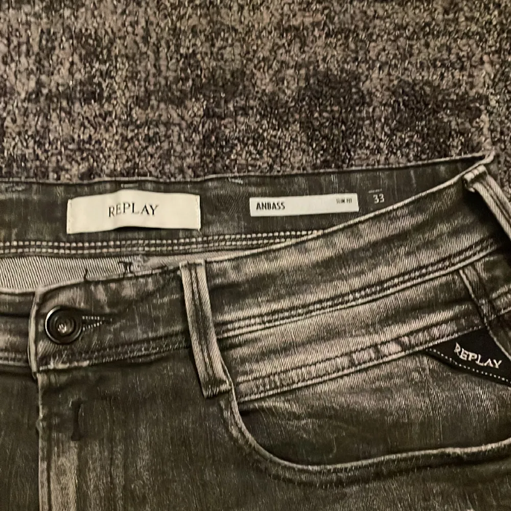 Tja säljer nu mina replay jeans som är i väldigt bra skick inga defekter alls utan dem är nästintill nya. Jeansen kostar nypris 1600 ungefär mitt pris 899kr storleken på jeansen är 33x32. Har ni frågor eller liknande kontakta mig gärna😃. Jeans & Byxor.
