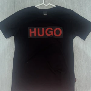 Hugo boss Tshirt - Medium, men är mer åt small   "röd boss" logo  
