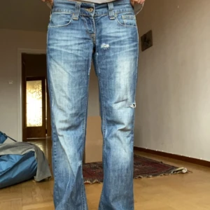 Lågmidjade Fornarina jeans - Snygga blåa jeans Från Fornarina, lågmidjade och bootcut. Det står W29 inuti. Midjemått: 40 cm och innerbensmåttet: 84cm  Defekt: lite slitna vid benslutet där bak, kan skicka bild vid intresse❤️‍🔥