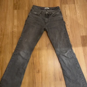 Gina jeans - Säljer dessa jeans pga av att dom ej kommer till användning använda va 8-10 gånger, dom är i storlek 36 och jätte fina och bekväma men kan ej använda pga av att dom e förstora nu💕