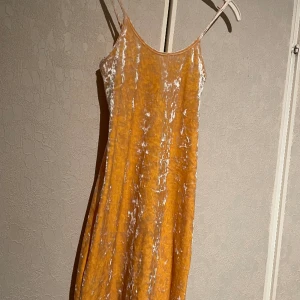 Jättehäftig klänning - Häftig klänning med reflekterande material Köptes på second hand för  399 säljes för 200  Storlek S/M