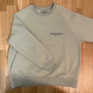 Essentials FoG Sweatshirt - FoG Essentials Matcha Sweatshirt som nytt 👌. Perfekt inför våren. Size L, passar mig perfekt (180cm och 80kg) 🤙