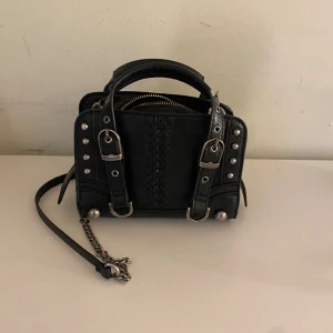 Zara handväska - Supersnygg handväska från zara. Finns ej kvar på hemsidan. Nypris ca 400 säljer för 320. Är i jättebra skick! Pris kan diskuteras 