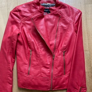 Helt ny skinnjacka - Säljer min ”gamla” skinnjacka då den aldrig kommer till användning. Storlek XS och är HELT ny, helt oanvänd. 