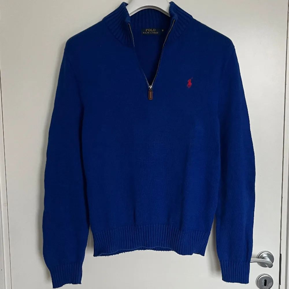 Ralph Lauren Marine Blue Half-Zip Knitted Sweater. Size M. In a good condition without defects. Retail price is around 1900 kr. Selling only from Plick 