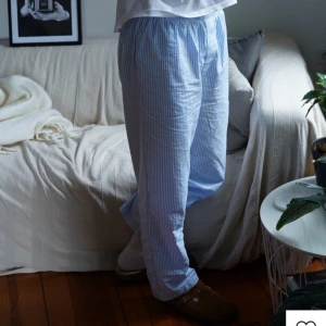 Boss pyjamasbyxor - Super fina och sköna pyjamasbyxor från BOSS. Storlek S men skulle säga jag som tjej att det är en M. Extra knapp tillkommer. Kommer inte till användning tyvärr, nypris 569kr💕Köp nu går bra, lånade bilder.
