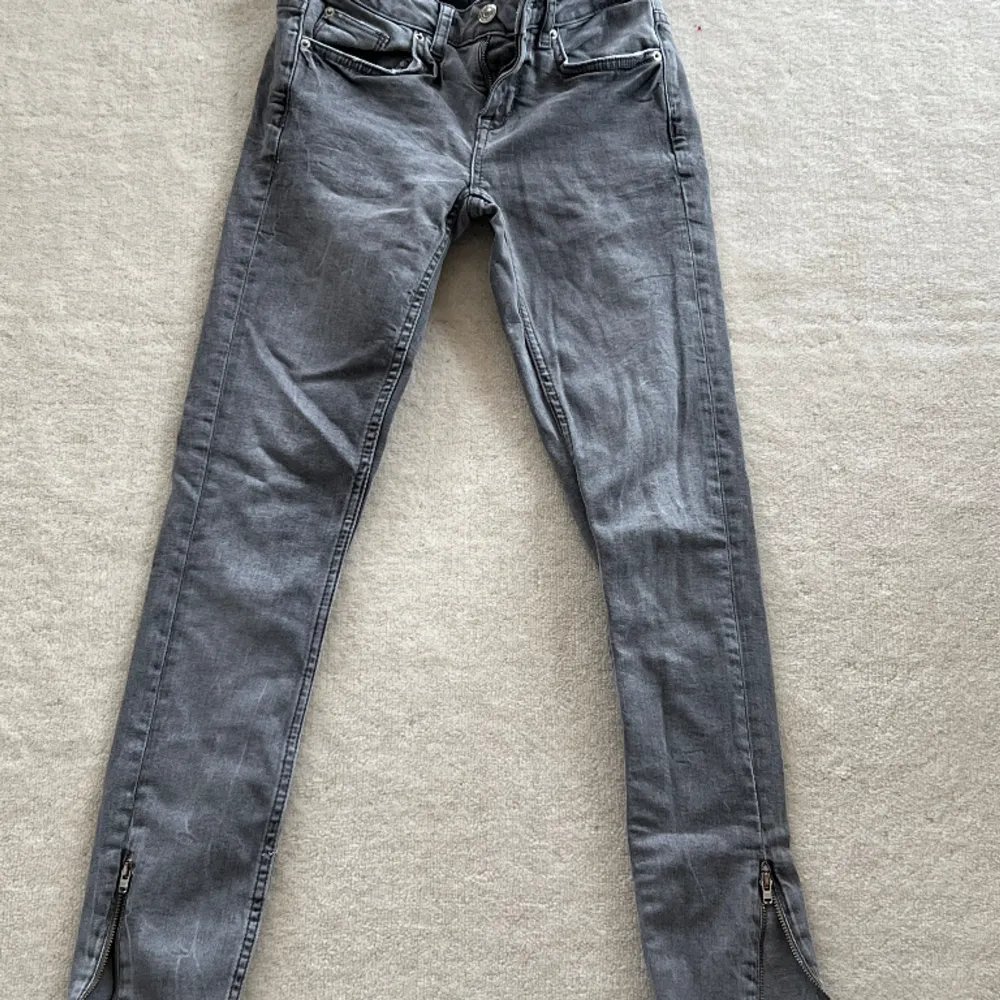 Gråa jeans, aldrig använda / nya  stolek 32  Passar längderna 155cm - 160cm . Jeans & Byxor.
