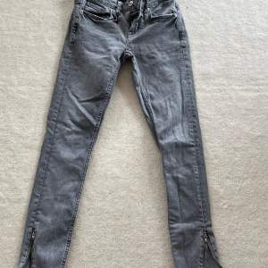 Gråa jeans, aldrig använda / nya  stolek 32  Passar längderna 155cm - 160cm 