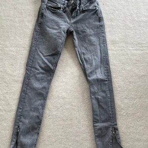 Jeans  - Gråa jeans, aldrig använda / nya  stolek 32  Passar längderna 155cm - 160cm 