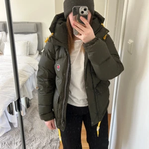 Fjällräven jacka  - En fjällräven jacka i färgen Deep Forest den är i storlek xs, köpte den början av januari 2024, den ser ut som ny inga defekter Säljer pga köpt ny i annan storlek💛