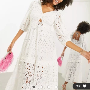 Vit midiklänning med puffärmar och snurrad knut framtill i broderie anglaise - Jättefin klänning från asos i storlek 36 i nyskick. Ordinarie pris 1709,00sek 