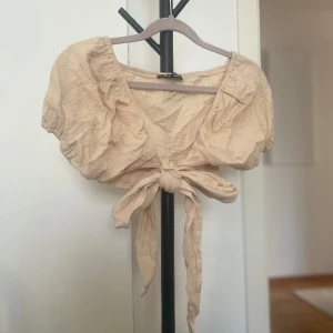 Bolero kort topp knytband - Topp med knytband i mitten. Singoalla/bolero