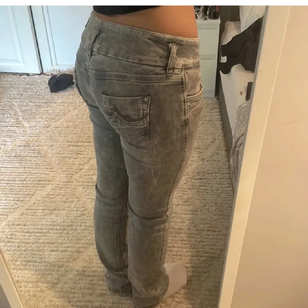 Säljer mina grå ltb jeans då jag ej får användning av dom, jättefina och i väldigt bra skick. För referens är jag 164💕Använd fåtal gånger💕första bilden lånad men samma par jeans!. Jeans & Byxor.