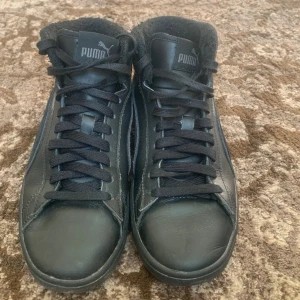 Svarta pum - Väldigt sköna i foten och passar bra med stil. 