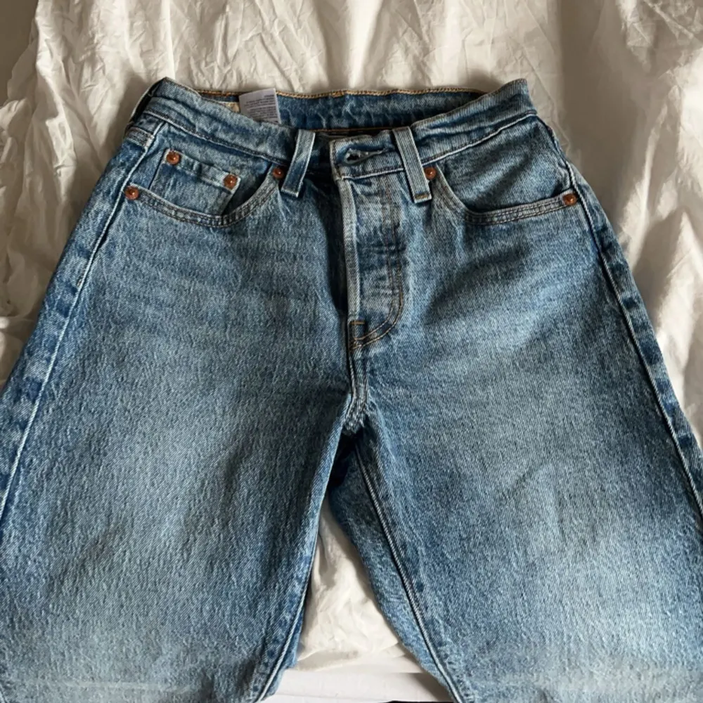 Jättefina 501 jeans från LEVI’S, använda endast en gång, skriv för mer bilder💗. Jeans & Byxor.