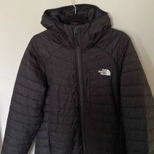 The north face jacka - En the north face jacka tjej model sällan använd men har en skråma på framsidan som kan ses på sista bilden. Går att pruta vill bara bli av med den💕💕