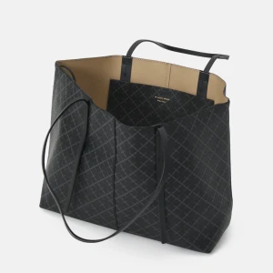 By Malene Birger Väska - Jättefin väska, ny skick. Använde ett fåtal gånger. Super bra att resa med eller ha som jobb/skolväska. Väldigt snygg och rymlig. Köpt för 3599kr