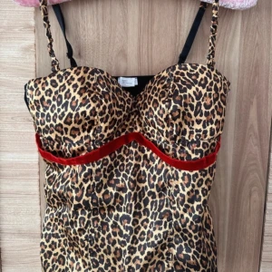 Korsett - Leopard print bustier top från intimissimi som inte säljs nåmer är som en slags corset storlek 75 osäker vad man ska tolka stoleken som men de är de som står på lappen säljes pga den inte kommer till användning