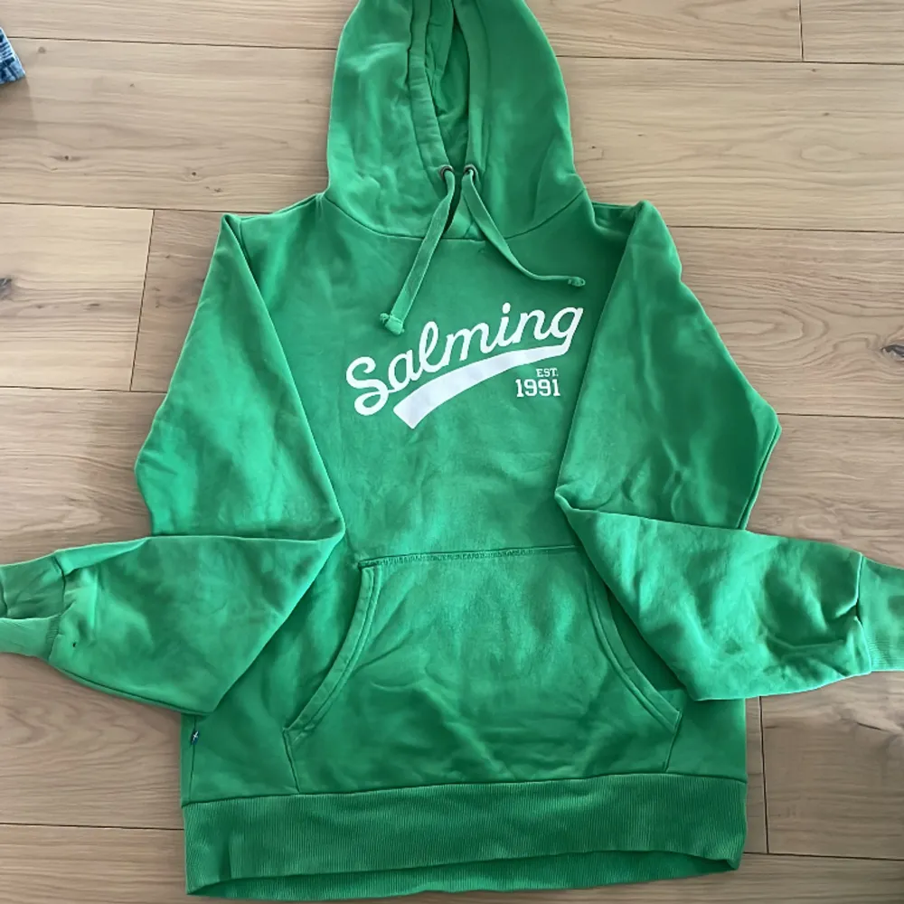 S Hoodie från Salming herr  Köpte på en second hand, jag tror att det är för en barn. . Hoodies.