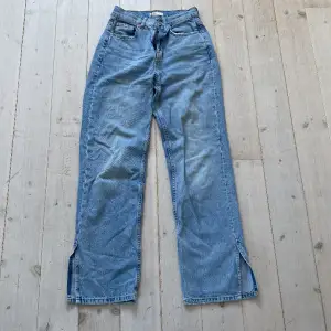 Jeans från Gina tricot med slits, säljs då de är för små