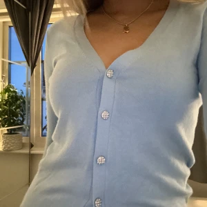 Kofta 💕 - Kofta från zara! En knapp har åkt av därav priset 💕 annars bra skick