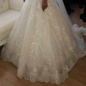 Pronovia Brudklänning! - Underbar dröm brudklänning från exklusiva Pronovia! Inköpt i Milagro i Stockholm. Bländande vacker med en design tillverkad helt i spets över tyg med trådapplikationer och 3D blommor. Denna unika klänning är omgjord för att sticka ut och blända!