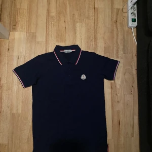 Moncler pike  - En fin moncler piké i storlek M