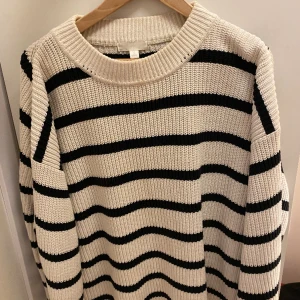 tröja - Strl M. smink på tröjan som visas på bilden, köparen står för frakten!