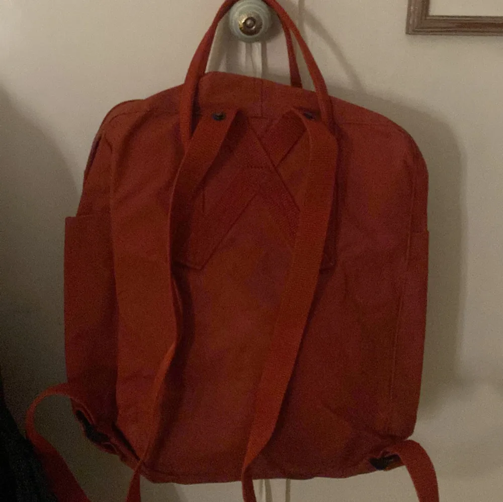 Jättefin ryggsäck/ väska från fjällräven. Bara använd ett fåtal gånger därav väldigt fint skick. 💗. Väskor.