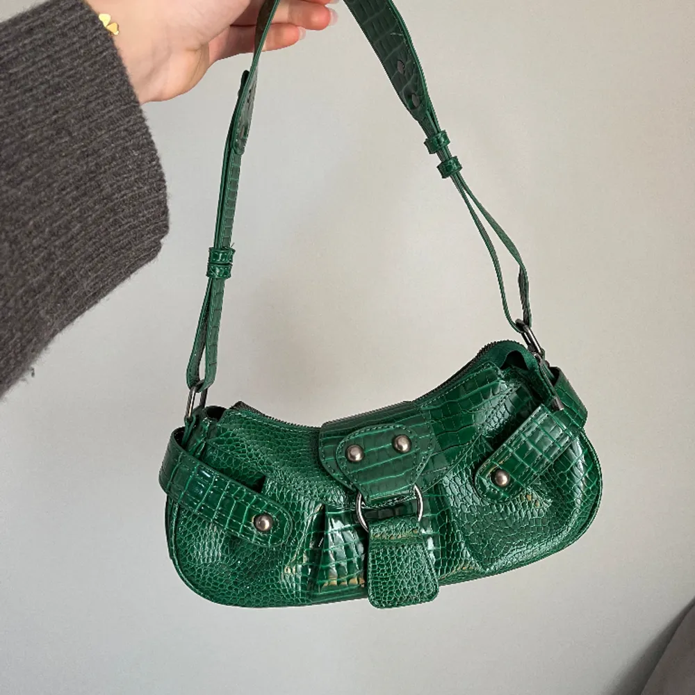 Supersnygg mörkgrön väska från Urban Outfitters i nyskick. Använd några enstaka gånger, tryck gärna på köp nu💕. Väskor.