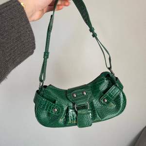 Supersnygg mörkgrön väska från Urban Outfitters i nyskick. Använd några enstaka gånger, tryck gärna på köp nu💕